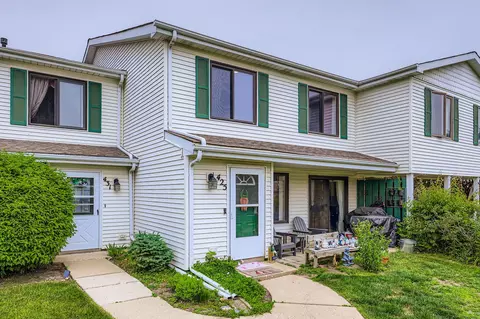 425 Harrison Ct, Vernon Hills, IL 60061