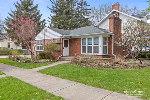 902 W Downer Pl, Aurora, IL 60506