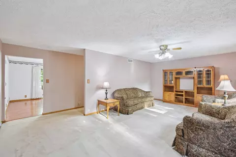 Living - 3560 Primrose Ln, Morris, IL 60450 photo 2 of 4