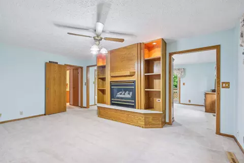 Living - 3560 Primrose Ln, Morris, IL 60450 photo 3 of 4