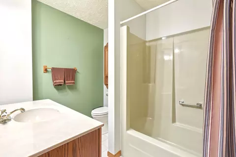 Bath - 3560 Primrose Ln, Morris, IL 60450 photo 2 of 6