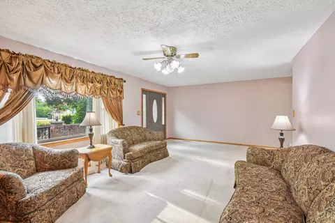 Living - 3560 Primrose Ln, Morris, IL 60450 photo 1 of 4
