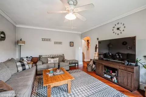 Living - 832 Washington St #2E, Evanston, IL 60202 photo 2 of 2