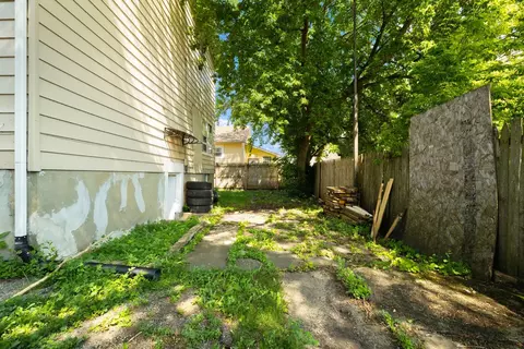 Exterior - 605 Keep Ave, Elgin, IL 60120 photo 4 of 5
