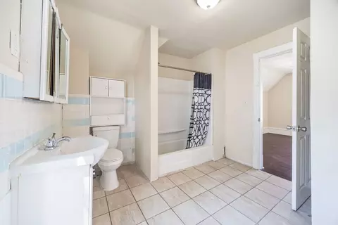 Bath - 605 Keep Ave, Elgin, IL 60120 photo 3 of 3
