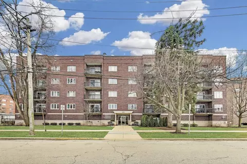 1433 Perry St #305, Des Plaines, IL 60016