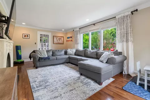 Living - 1155 E Walnut Ave, Des Plaines, IL 60016 photo 1 of 1