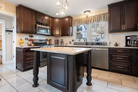 Kitchen - 1155 E Walnut Ave, Des Plaines, IL 60016 photo 1 of 1