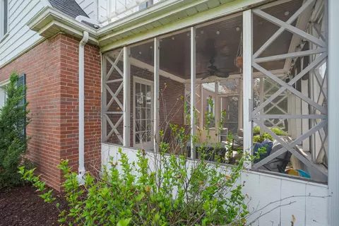 Exterior - 1155 E Walnut Ave, Des Plaines, IL 60016 photo 9 of 12