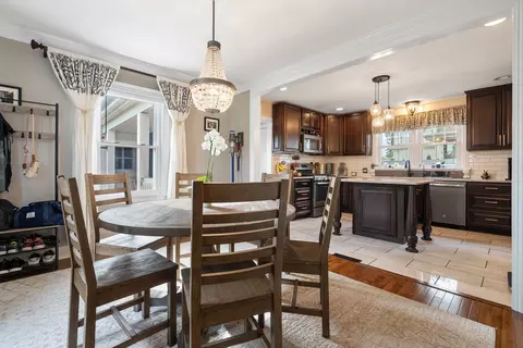 Dining - 1155 E Walnut Ave, Des Plaines, IL 60016 photo 1 of 1