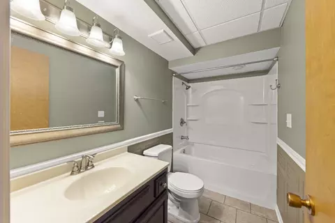 Bath - 1905 Murcer Ln, Elgin, IL 60123 photo 3 of 3