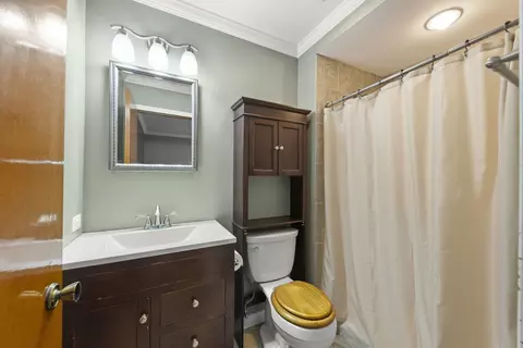 Bath - 1905 Murcer Ln, Elgin, IL 60123 photo 1 of 3