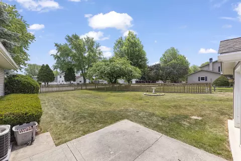 Exterior - 1905 Murcer Ln, Elgin, IL 60123 photo 4 of 5