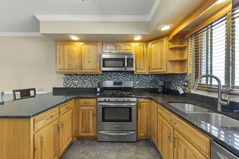 Kitchen - 1905 Murcer Ln, Elgin, IL 60123 photo 3 of 5