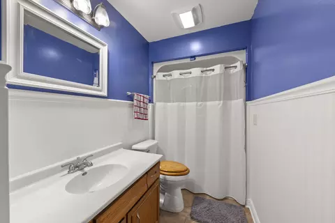 Bath - 1905 Murcer Ln, Elgin, IL 60123 photo 2 of 3