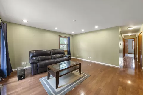 Living - 1905 Murcer Ln, Elgin, IL 60123 photo 2 of 4