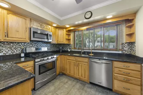 Kitchen - 1905 Murcer Ln, Elgin, IL 60123 photo 2 of 5