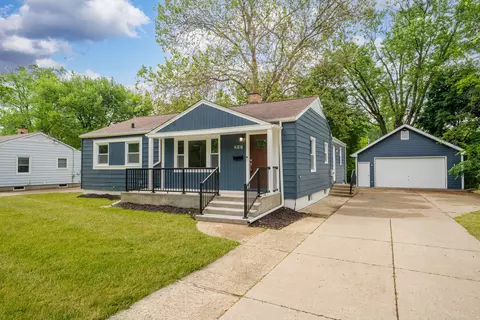 217 Chandler Dr, Mundelein, IL 60060