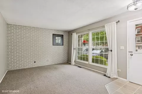 82 Hickory Ln, Cary, IL 60013 photo 2
