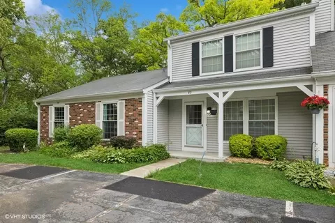 82 Hickory Ln, Cary, IL 60013