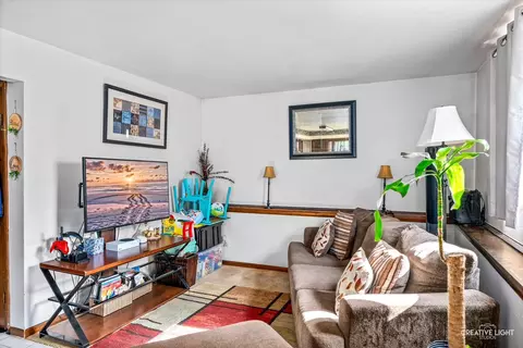 Living - 272 Maple St, Sugar Grove, IL 60554 photo 1 of 2