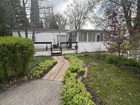 1009 Bay Rd #7, Mchenry, IL 60051 photo 2