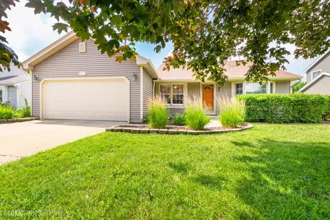 1043 Plum Tree Dr, Crystal Lake, IL 60014