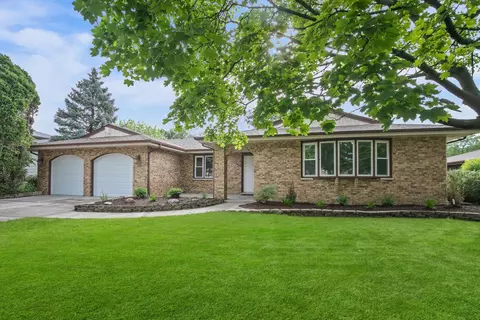 121 S Knollwood Dr, Schaumburg, IL 60193