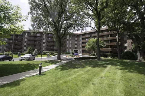 120 Lakeview Dr #105, Bloomingdale, IL 60108