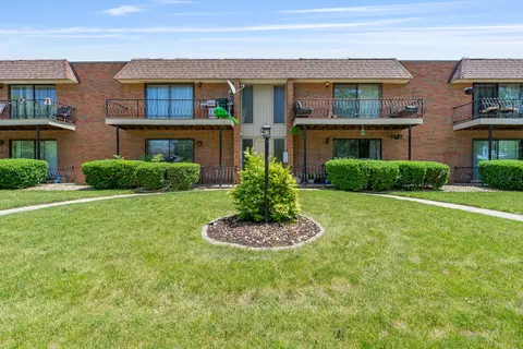 629 N Carroll Pkwy #207, Glenwood, IL 60425