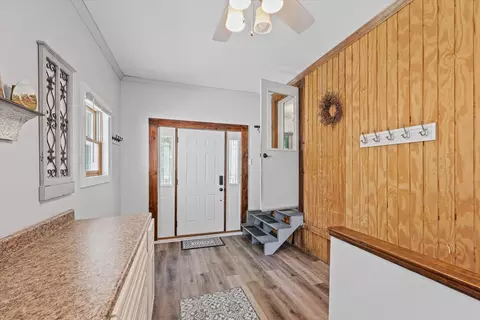 Entry Way - 835 E Pells St, Paxton, IL 60957 photo 3 of 7