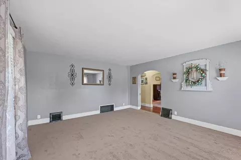 Living - 835 E Pells St, Paxton, IL 60957 photo 3 of 4