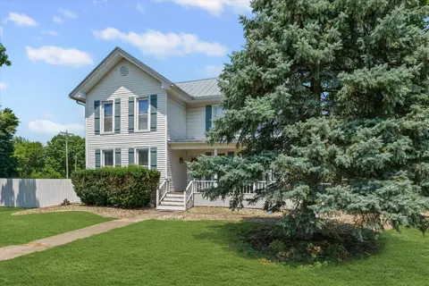 Exterior - 835 E Pells St, Paxton, IL 60957 photo 2 of 20