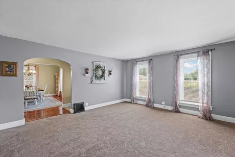 Living - 835 E Pells St, Paxton, IL 60957 photo 2 of 4