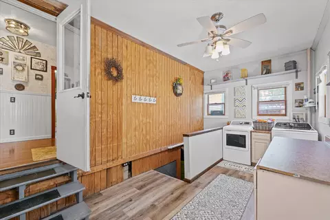 Entry Way - 835 E Pells St, Paxton, IL 60957 photo 2 of 7