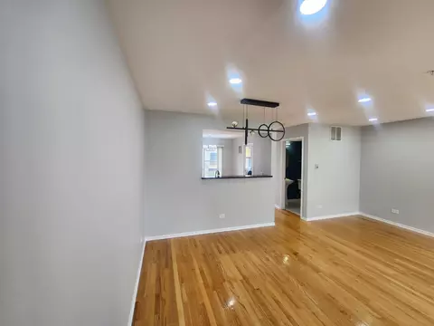 Living - 746 River Mill Pkwy, Wheeling, IL 60090 photo 2 of 5