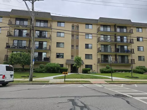 1441 E Thacker St #501, Des Plaines, IL 60016