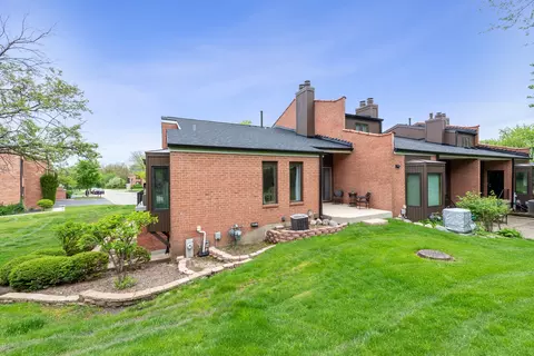 2 S570 Patrick Henry Sq #119, Oak Brook, IL 60523