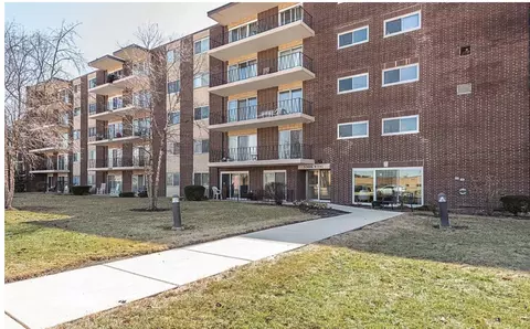 5300 Walnut Ave #5C, Downers Grove, IL 60515