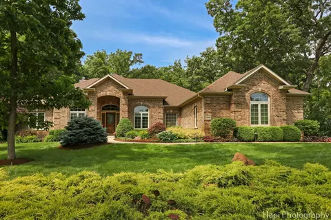 9516 Thousand Oaks Dr, Spring Grove, IL 60081