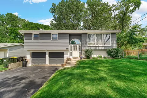 1306 Monroe St, Lake In The Hills, IL 60156