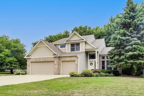 705 Wood Creek Dr, Antioch, IL 60002