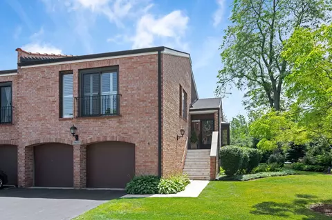 19 W263 Governors Trl, Oak Brook, IL 60523