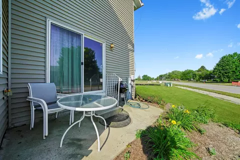 1225 Alexandria Dr, Sycamore, IL 60178