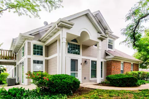 2015 N Silver Lake Rd #1, Arlington Heights, IL 60004