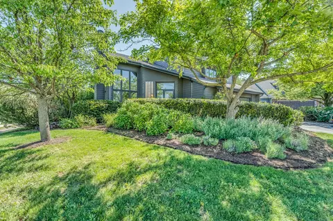 2193 Charlotte Ct, Wheaton, IL 60189