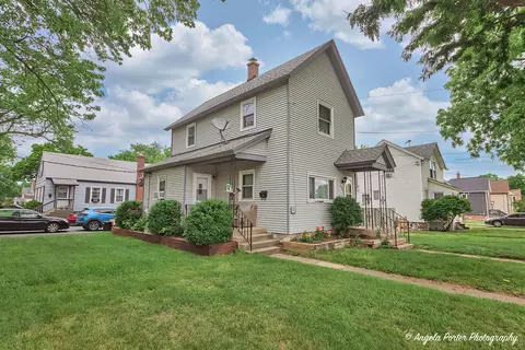 150 1st St, Woodstock, IL 60098