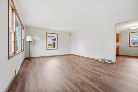 Living - 509 W Smith St, Roanoke, IL 61561 photo 2 of 3