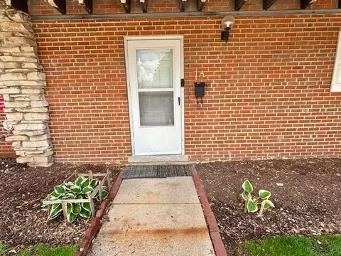 1915 Whitechapel Dr #1A, Mount Prospect, IL 60056