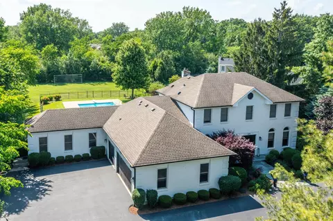 2135 Kenton Ln, Libertyville, IL 60048